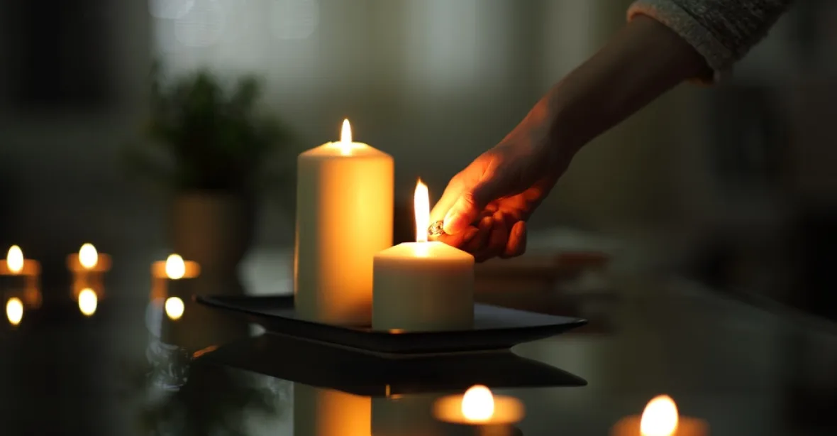 Zásobujte se svíčkami a dřevem, mohou přijít zimní výpadky energií, varuje Švýcarsko