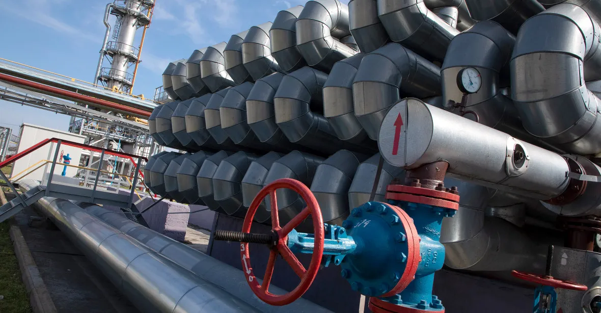Do Česka přestala proudit ruská ropa. Slovenská rafinerie nabízí řešení