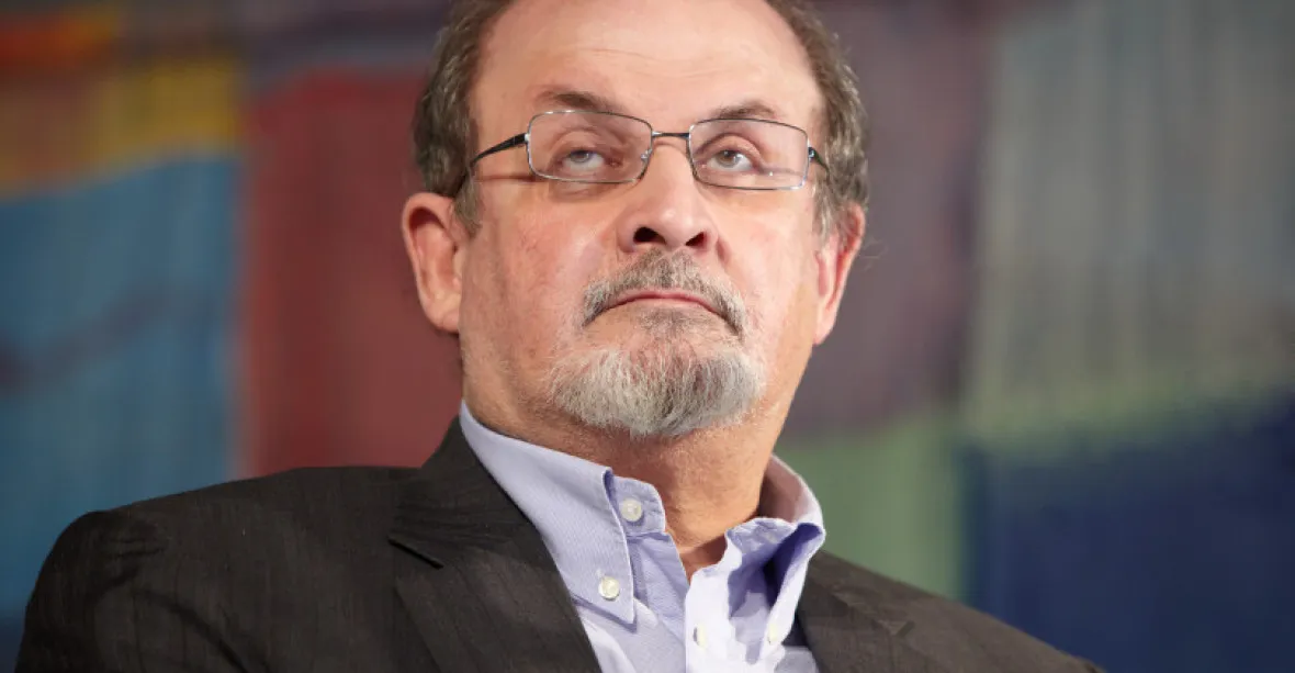 Muž, který zaútočil na Rushdieho, byl obviněn z pokusu o vraždu a z napadení