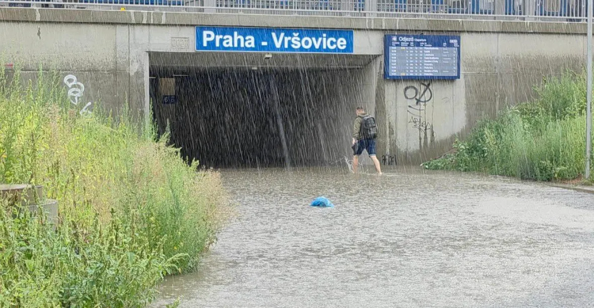 Česku dál hrozí silné bouře a záplavy. Vydatně pršet má až do pondělí
