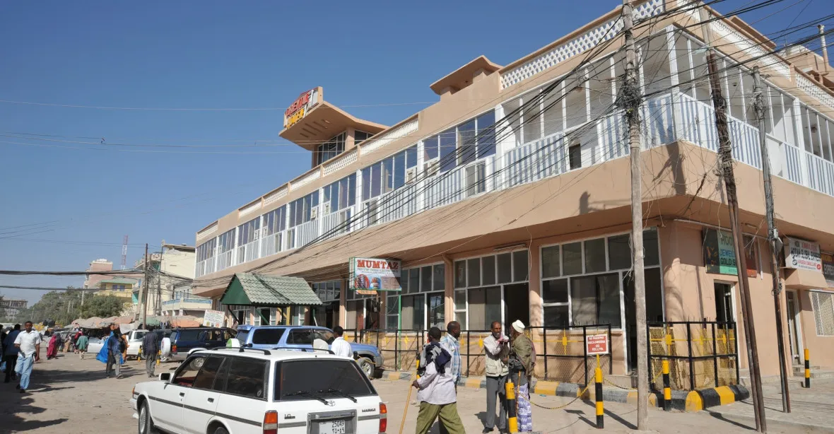 Islámské milice zaútočily na hotel v Somálsku. Střelba a výbuchy zabily 20 lidí