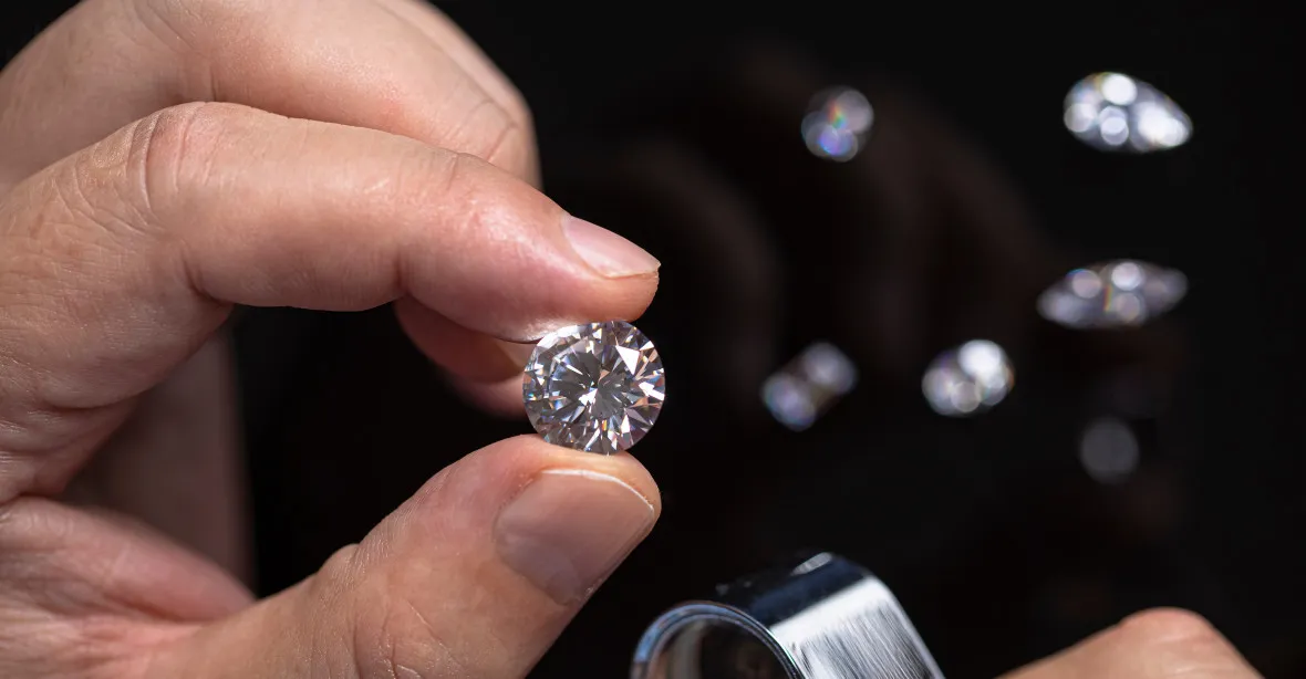 Rusko i přes sankce opět obchoduje s diamanty. Do Indie i Evropy je prodává za rupie