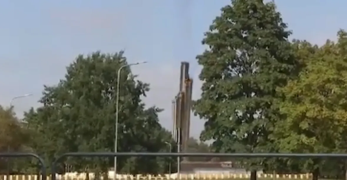 VIDEO: V Rize šel k zemi 80metrový sovětský pomník. Zbořit sovětského vojáka chtějí i v Užhorodě