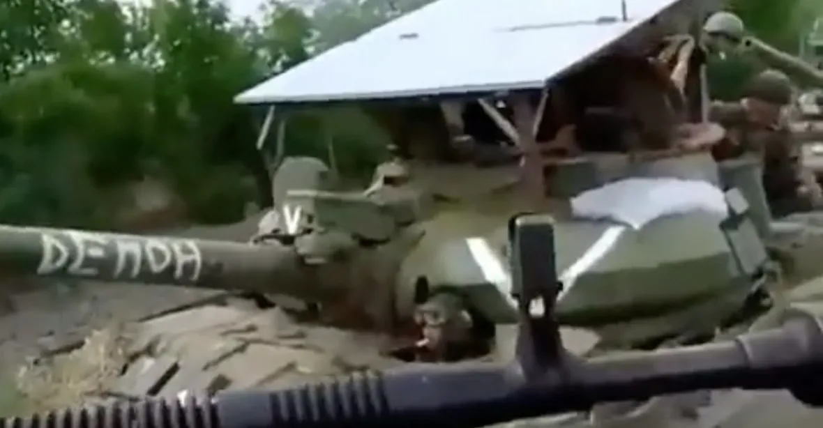 Putinovy podivné tanky se střechami jsou zpět. Ruští vojáci improvizují