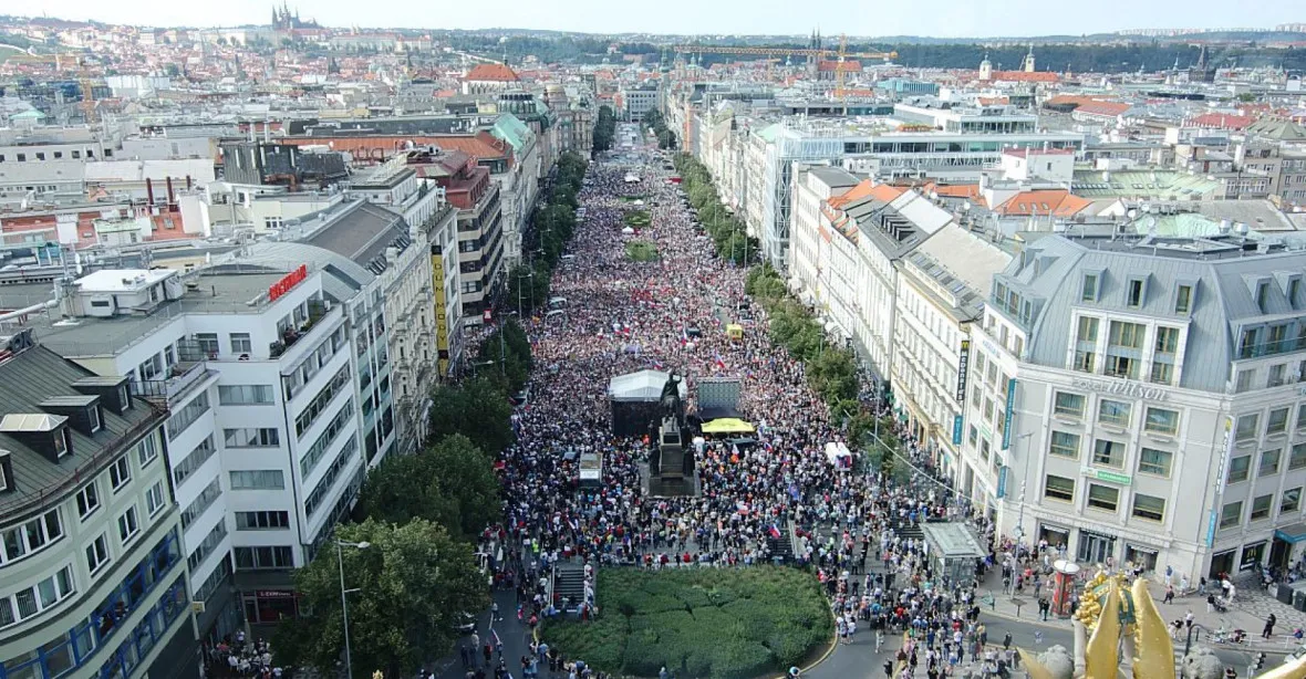 Kdo organizoval a kdo protestující na Václavské náměstí poslal?