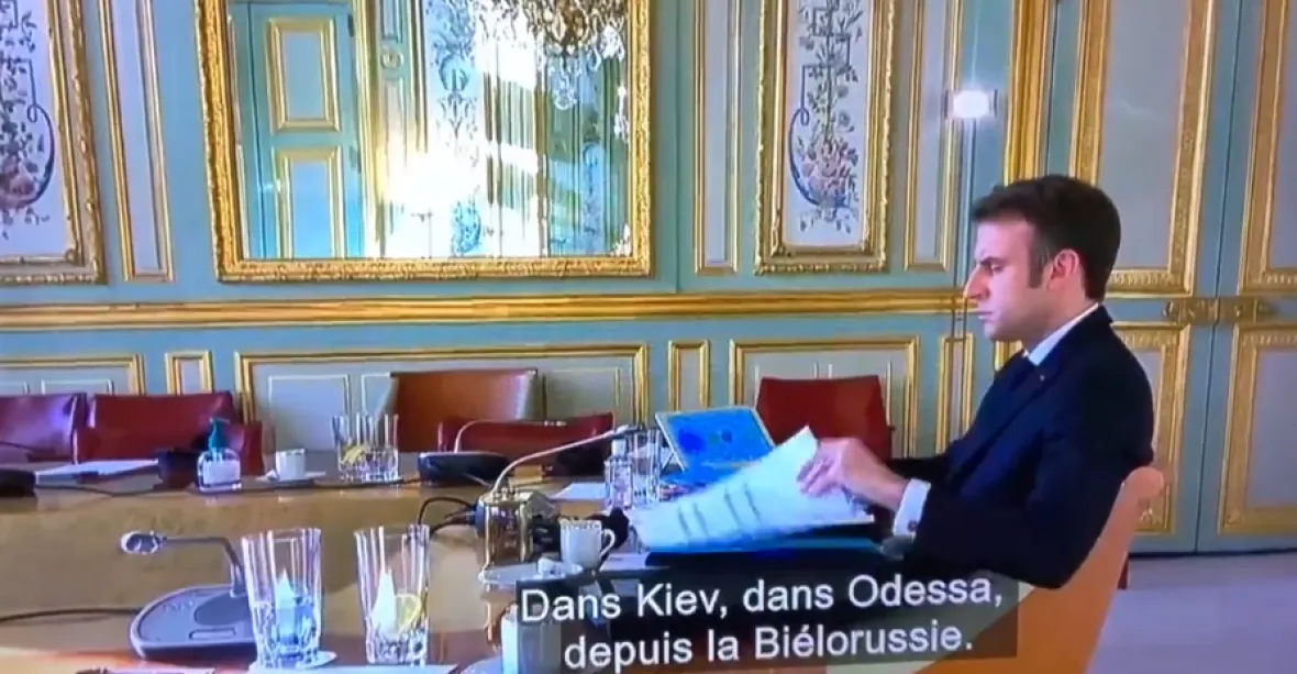 „Promluvte s Putinem, ať to zastaví,“ prosil Zelenskyj. Macron vypustil hovor z 24. února