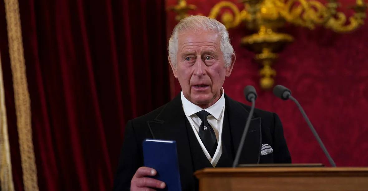 Nedůtklivé gesto krále Karla při ceremonii. „Ukliďte to někdo“