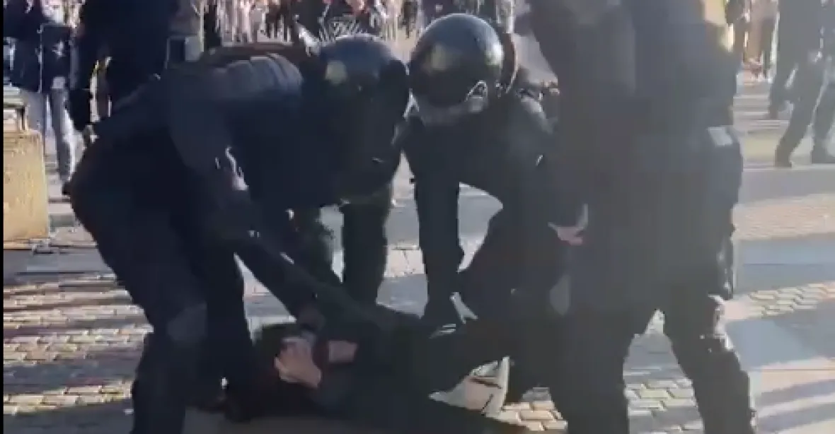 „Nejsme potrava pro děla!“ Ruská policie zatkla při demonstracích stovky lidí