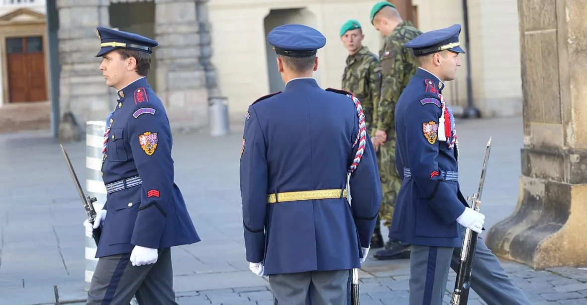 Manévry v Praze. Na summit dohlédne i armáda, kolony státníků omezí dopravu