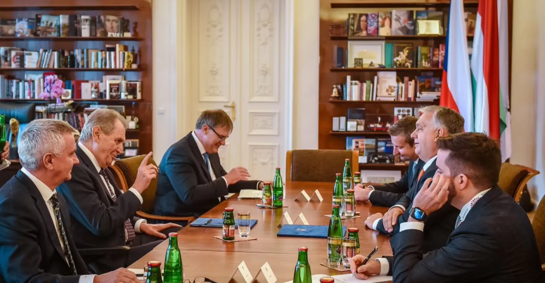 Zeman se sešel s Vučičem a Orbánem. Loučil se s nimi před koncem mandátu