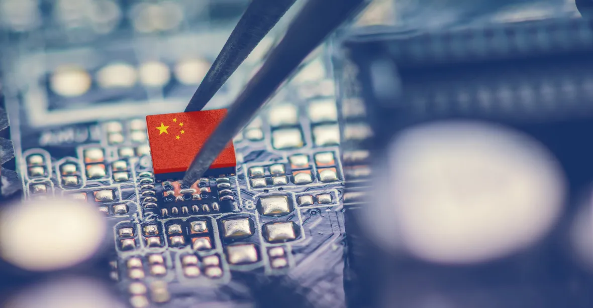 Čína přes digitální měny a družice špehuje lidi, varuje britská služba