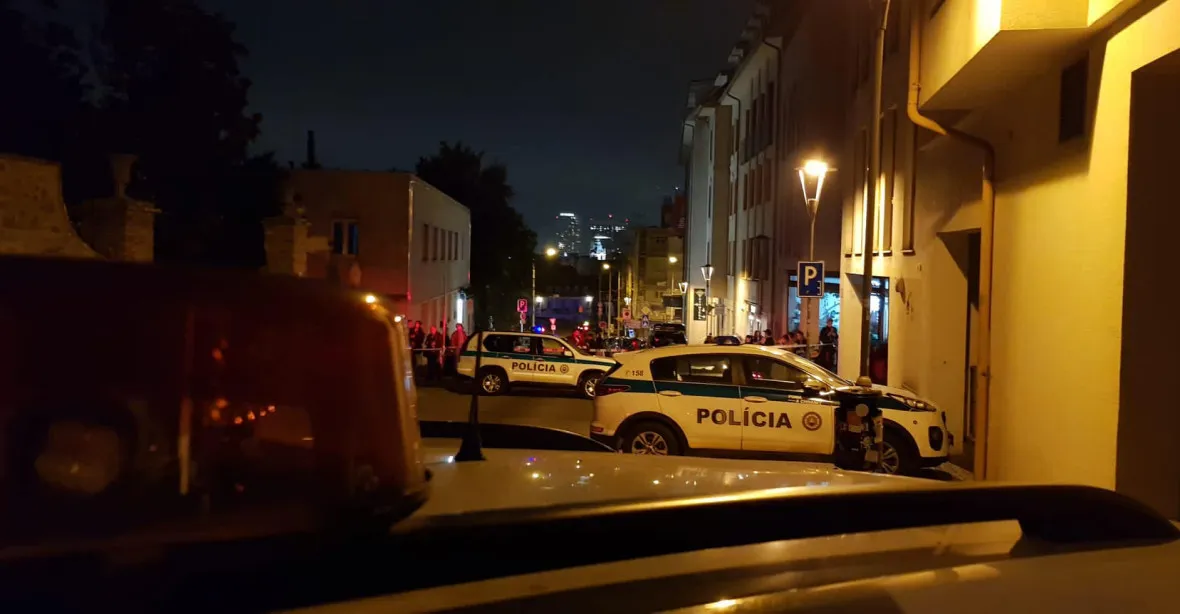 Vrah z gay baru v Bratislavě je po smrti, policie vyšetřuje i extremistický manifest