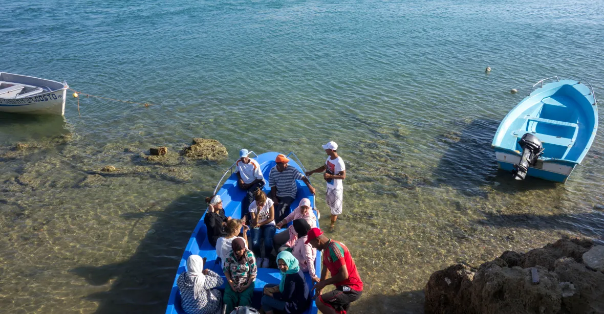 Řekové na moři zachránili 75 migrantů, dalších 300 se smí vylodit v Itálii