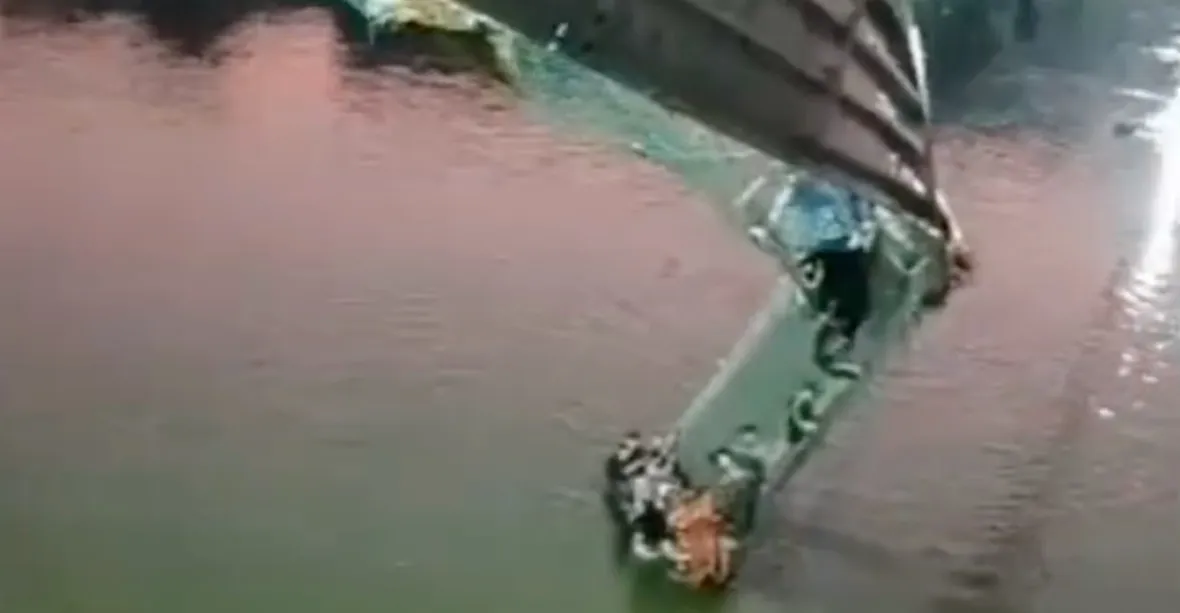 Tragická bilance zřícení přetíženého mostu. Zemřelo nejméně 132 lidí