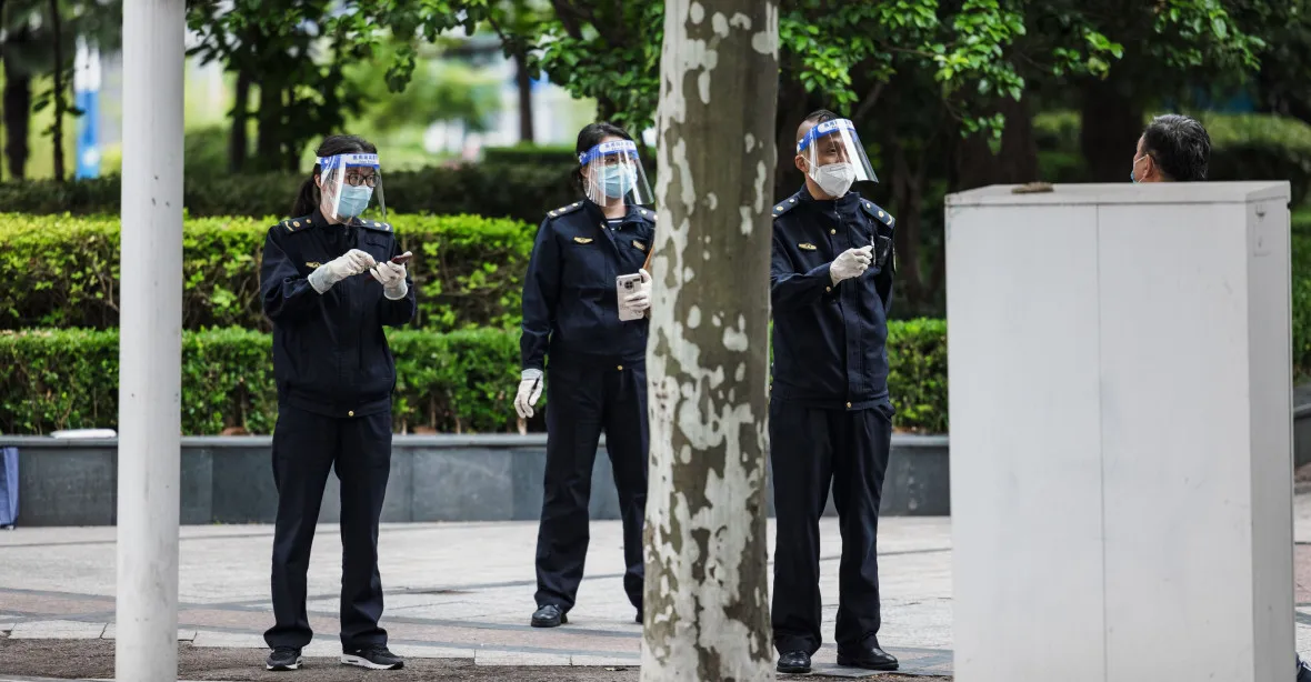 Počet nakažených koronavirem v Číně roste. Tvrdá opatření vyvolávají protesty, policie zatýká