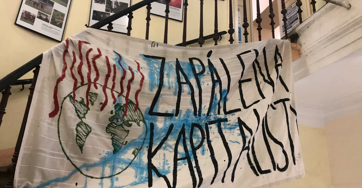 „Kapitalismus je ekocida.“ Studenti po celém Česku stávkují za klima