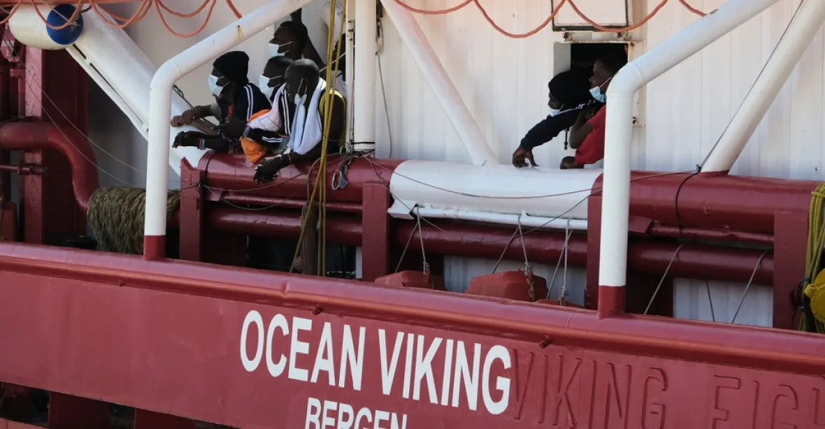 Dospělí migranti z lodi Ocean Viking nesplňují požadavky pro vstup do Francie