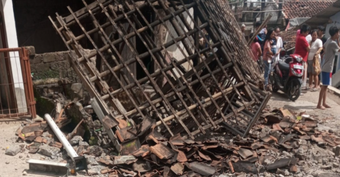 Zemětřesení v Indonésii si vyžádalo další životy. Mezi mrtvými převládají děti