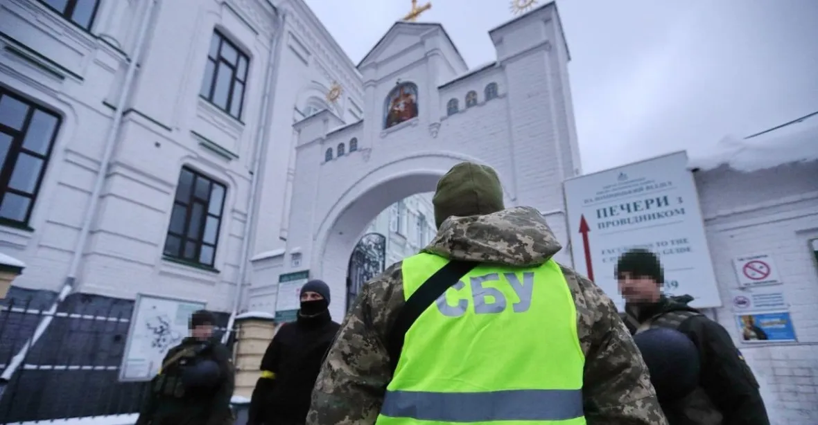 Tajná služba prohledala klášter v Kyjevě. Zazněla v něm píseň o „matičce Rusi“