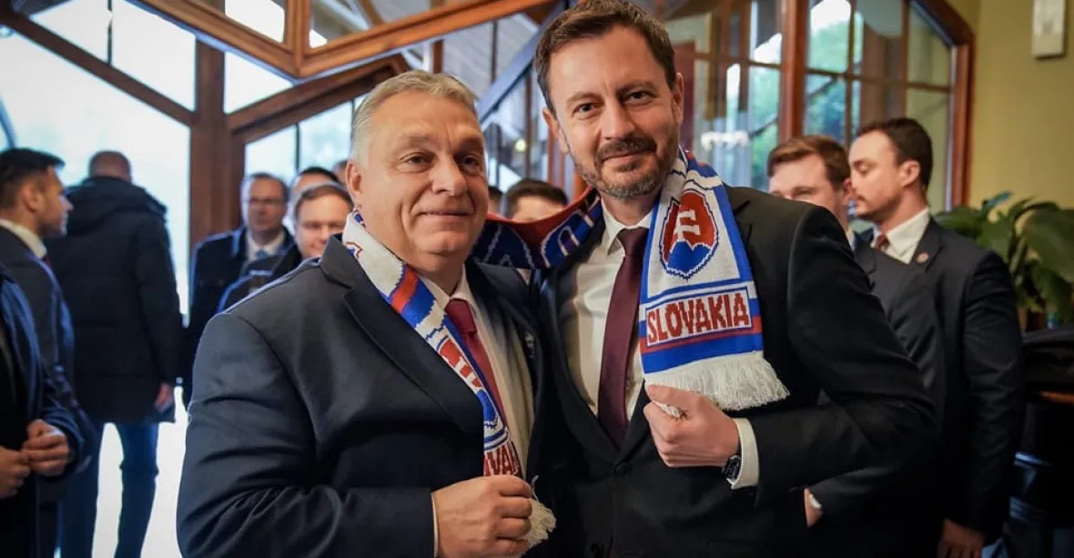 Orbánovu šálu s Velkým Maďarskem řešila i V4. Heger mu věnoval „novou šálu“