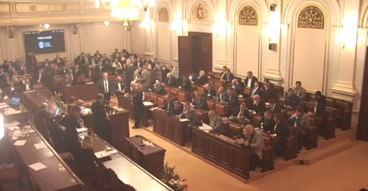 Odborní náměstci na ministerstvech končí. Poslanci přehlasovali Zemanovo veto