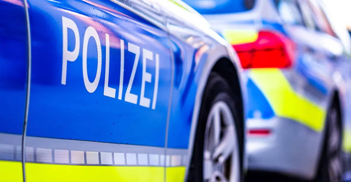 Neznámý muž v Německu napadl dvě školačky, jedna zraněním podlehla