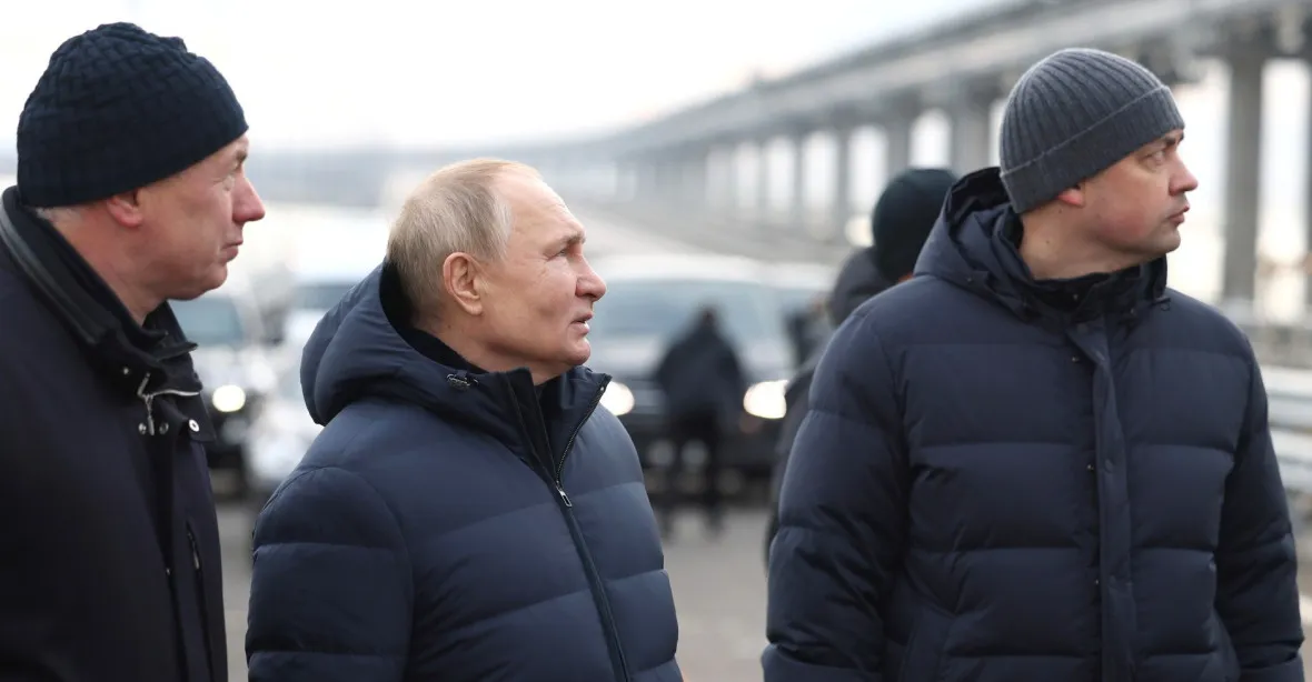 OBRAZEM: Putin kontroloval Kerčský most. Dostal výklad o opravách po výbuchu