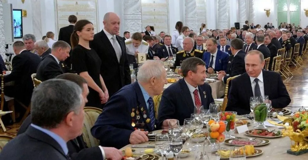 VIDEO: „A kdo to začal?“ Putin se skleničkou promlouvá k vojákům o Ukrajině