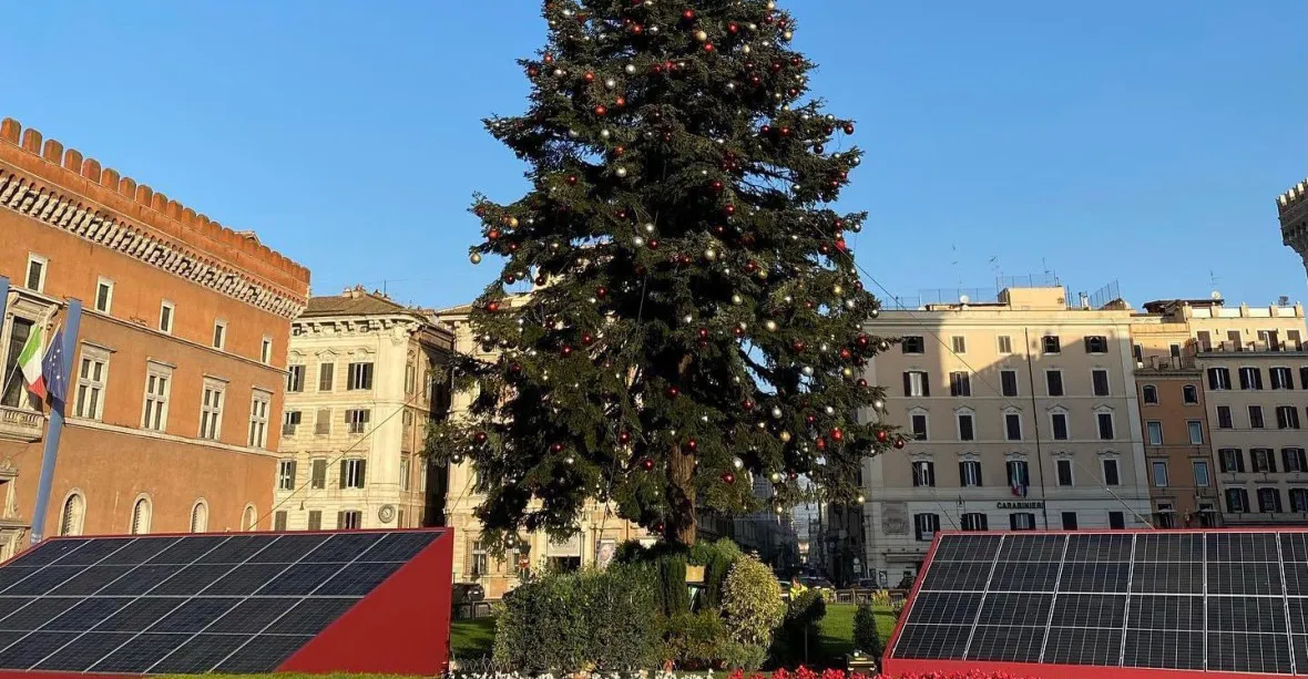 Vánoční strom v Římě napájí solární panely. Jako od Grety, stěžují si obyvatelé