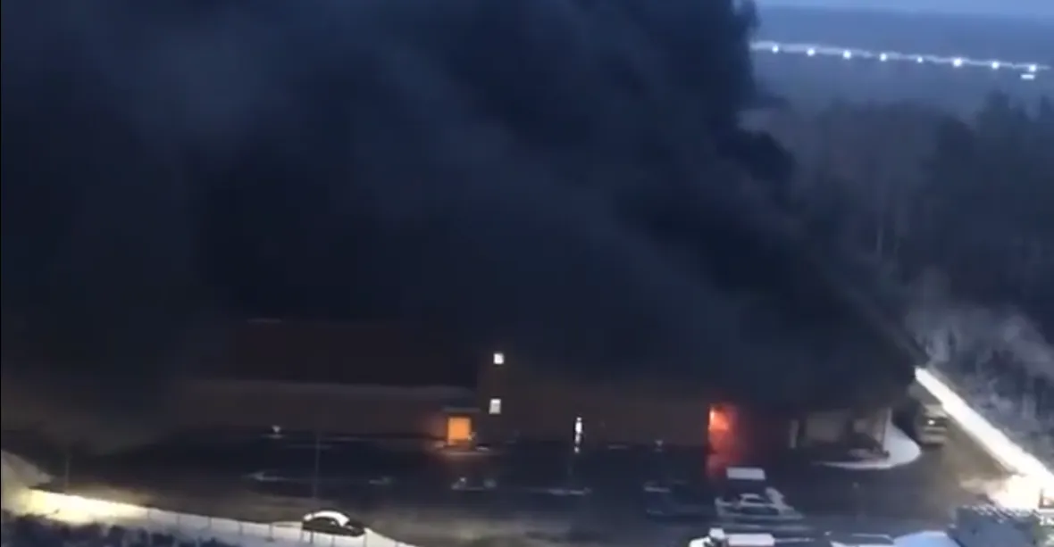 VIDEO: Nákupní centrum v Moskevské oblasti zachvátil požár, jde o druhý případ za pár dní
