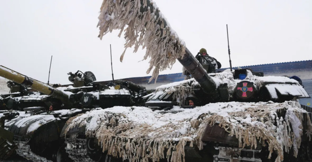 Západ podle Macrona pomůže Ukrajině přečkat zimu. Česko dodá 500 topných těles