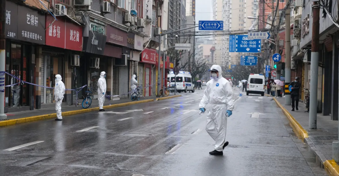 Prázdné ulice čínských měst. Nedostatek léků a obava z nákazy zahnaly obyvatele do dobrovolných lockdownů