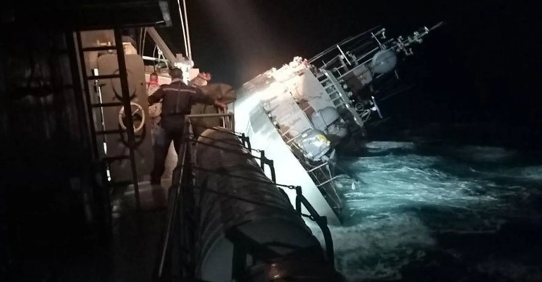 Havarovala válečná loď thajského námořnictva. Pohřešuje se 31 členů posádky