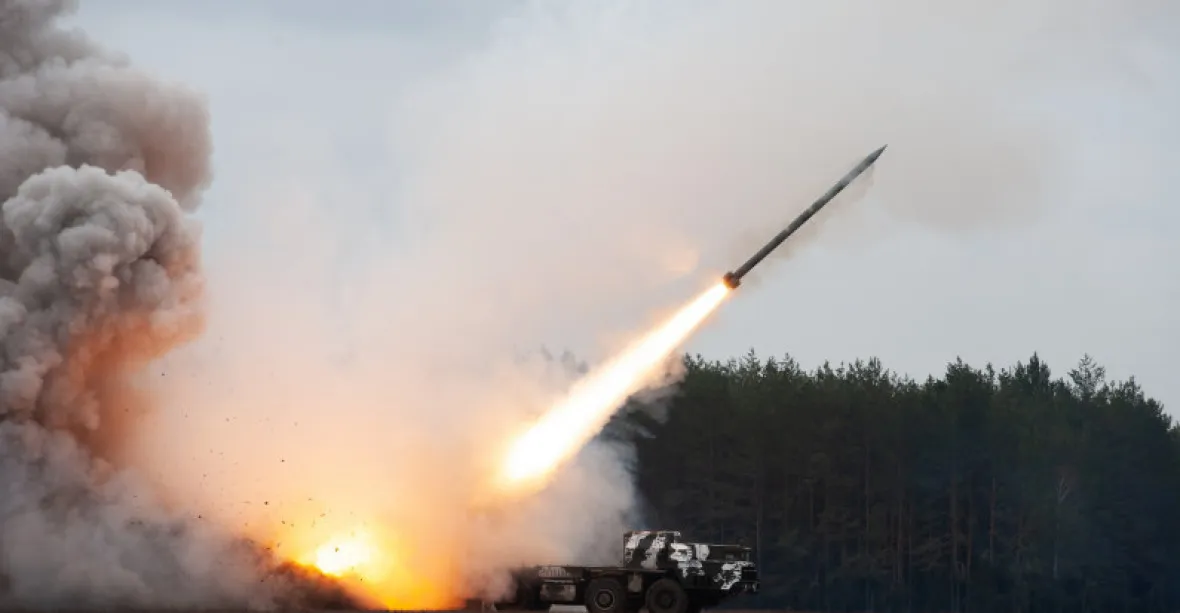 Zásah, ruská raketa jde k zemi. Ukrajinci bránili své nebe, část země je ale bez proudu