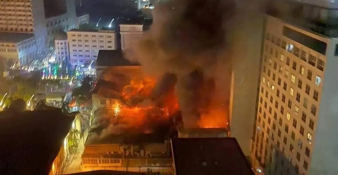 Lidé vyskakovali z ohnivého pekla. Kasino Grand Diamond City hořelo 12 hodin