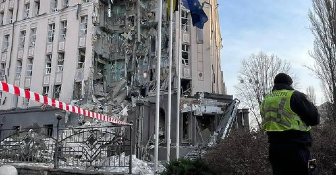 Poplach po celé Ukrajině. Kyjevem otřásly výbuchy, jeden mrtvý, zraněn byl i novinář