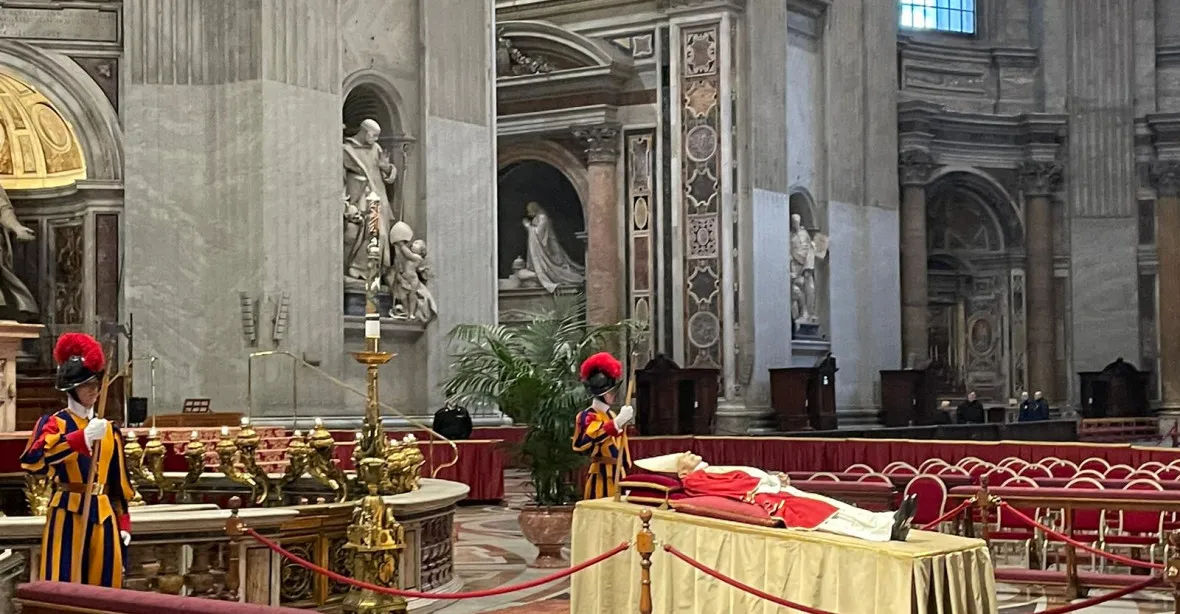 Tisíce lidí míří do Vatikánu, aby se rozloučily se zesnulým emeritním papežem