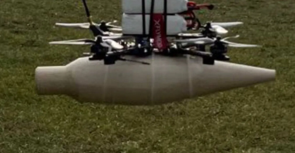VIDEO: Závodní drony ničí obrněnce Rusů. Patří utajované jednotce Omega