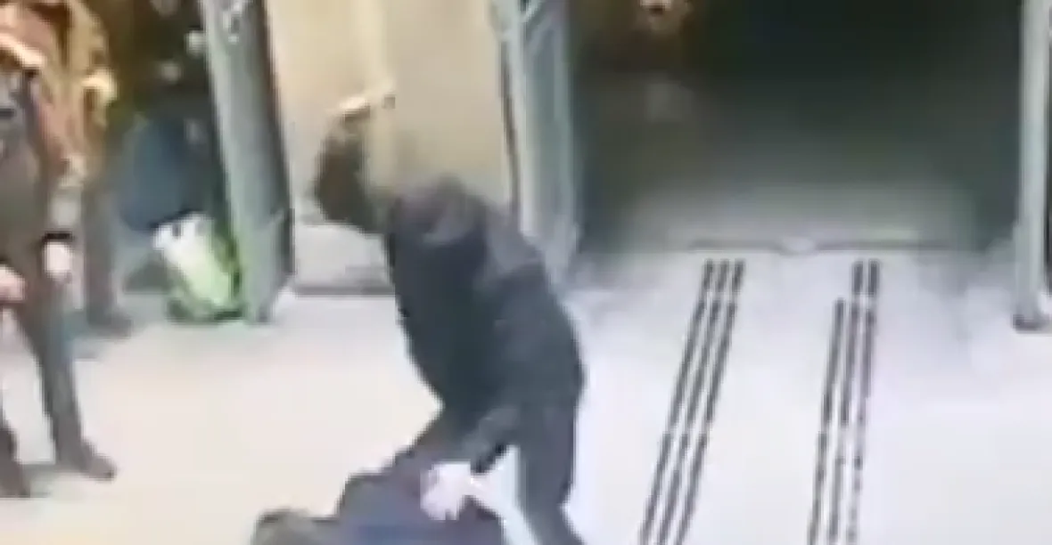 VIDEO: Šokující záběry z pařížského nádraží. Útočník do jedné z obětí bodal bez přestání
