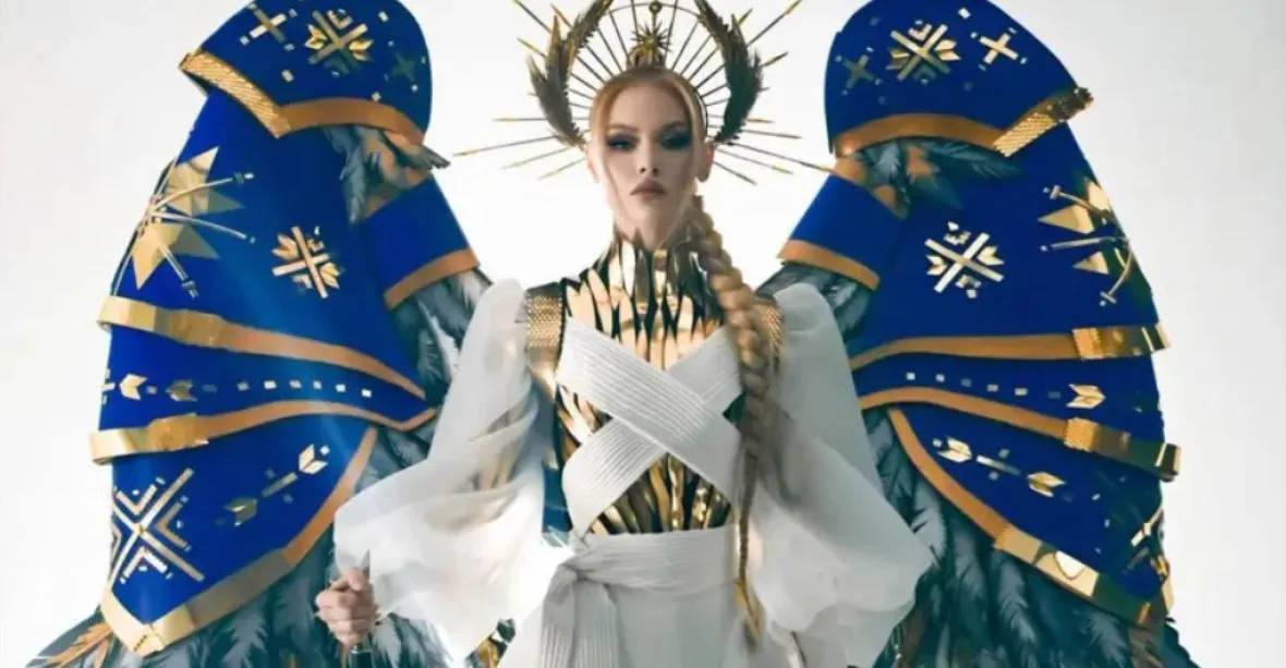 VIDEO: Válka i na Miss Universe. Ukrajinka se představí s mečem a křídly. Kostým vznikal za zvuku sirén