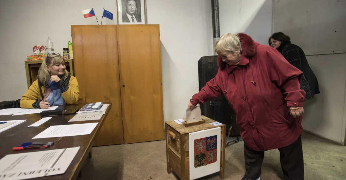 VOLBY PREZIDENTA: Volební místnosti se uzavřely, někde už odvolila skoro polovina voličů
