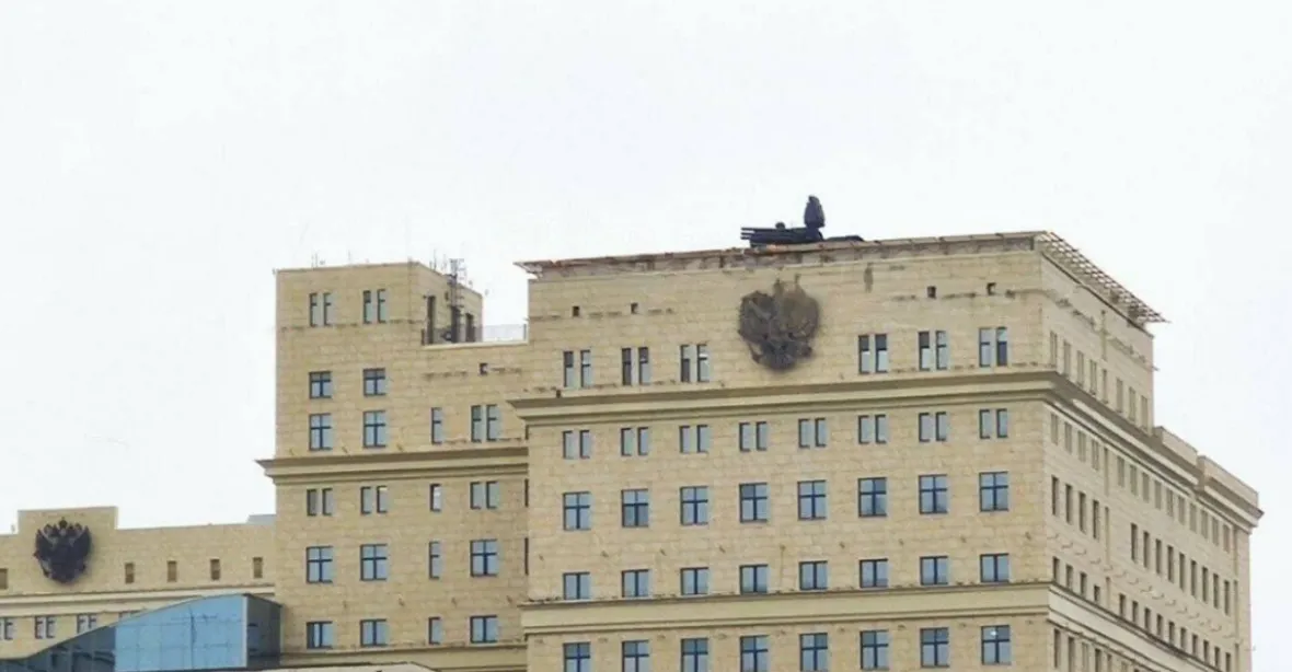 Paranoia v Moskvě. Na vládních budovách se objevují protiletecké systémy
