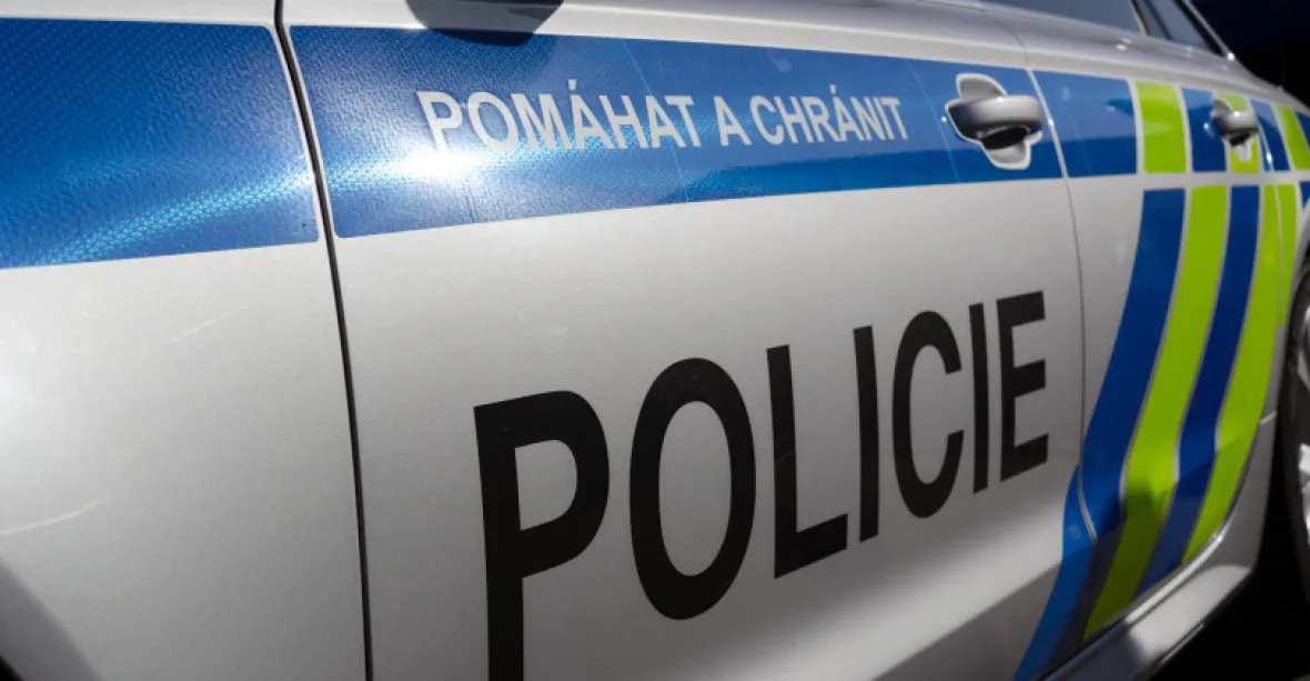 Na přejezdu v Ostravě se srazil vlak s autem, zemřely dvě děti z auta