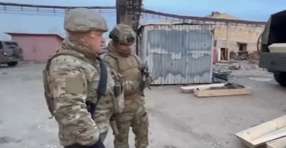 VIDEO: Rakve v Soledaru. Wagnerovci chtějí mrtvými Ukrajinci naložit 20 kamionů