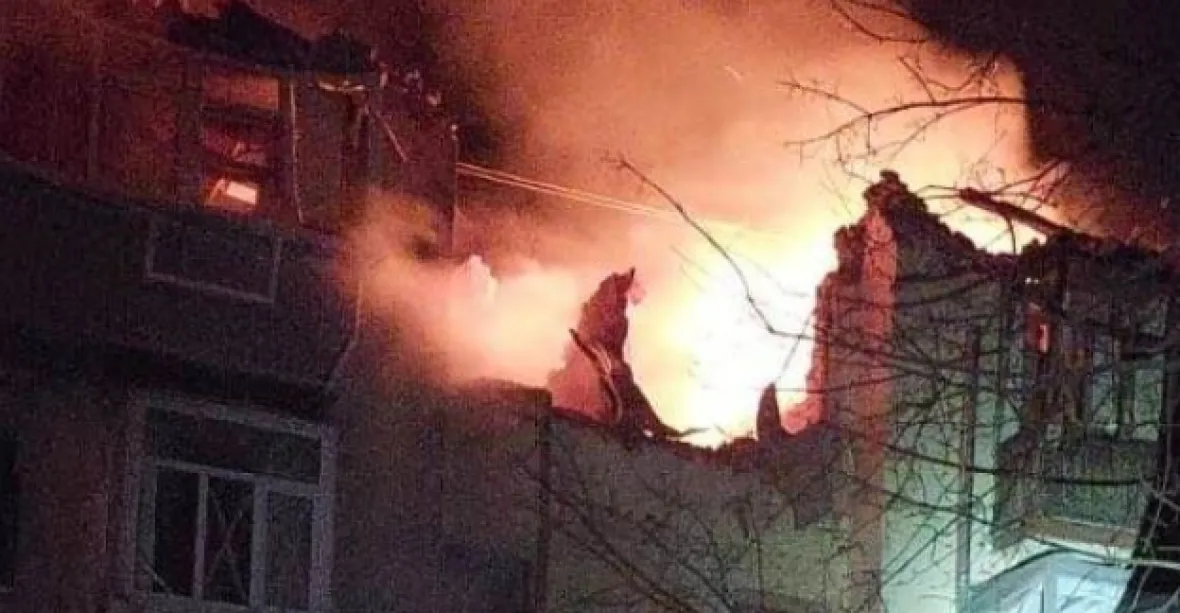 Ruská raketa zasáhla a zapálila bytový dům v centru Charkova