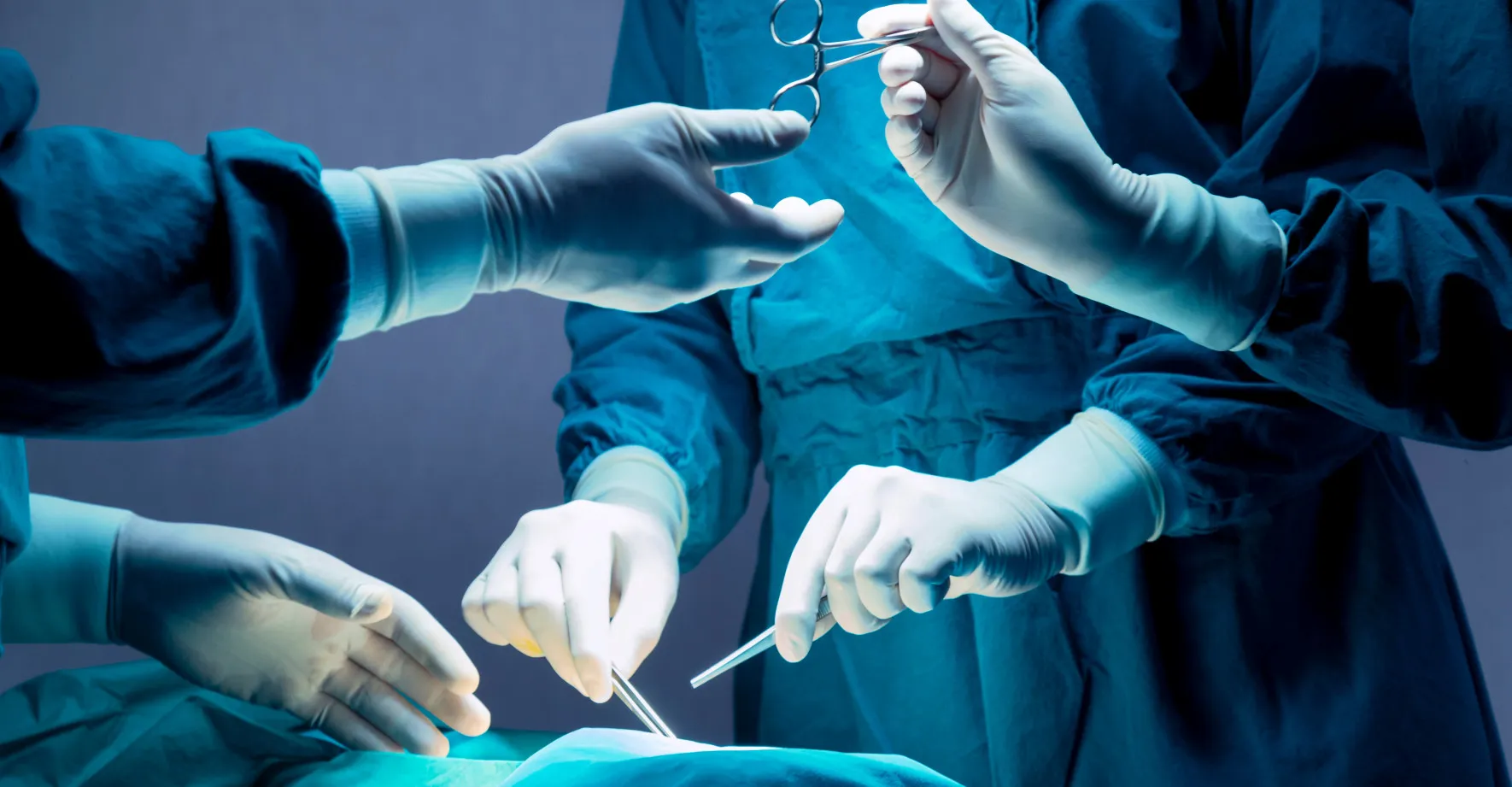 Implantáty z mrtvol měli dávat živým, kteří je nepotřebovali. Skupina rumunských lékařů čelí vyšetřování