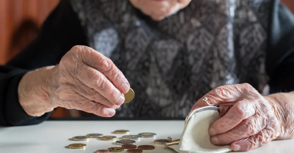Důchodci dostanou o tisíc korun nižší valorizaci. Návrh zákona schválila vláda