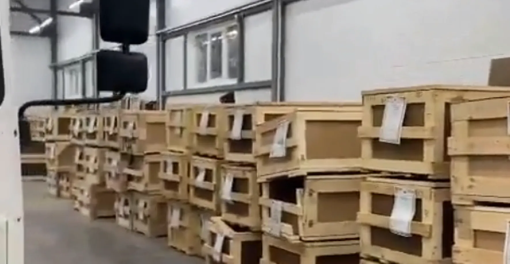 VIDEO: Desítky mrtvých Rusů se z fronty vrátily v dřevěných bednách jako zásilky