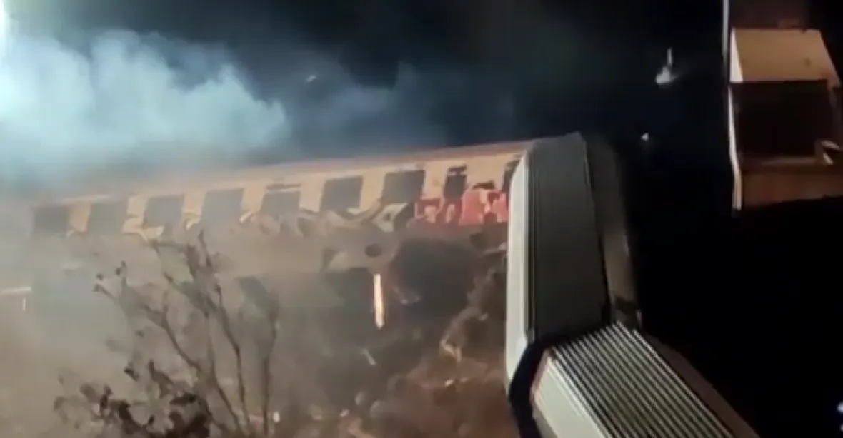 VIDEO: Tragédie v Řecku. Při noční srážce vlaků zemřely desítky lidí