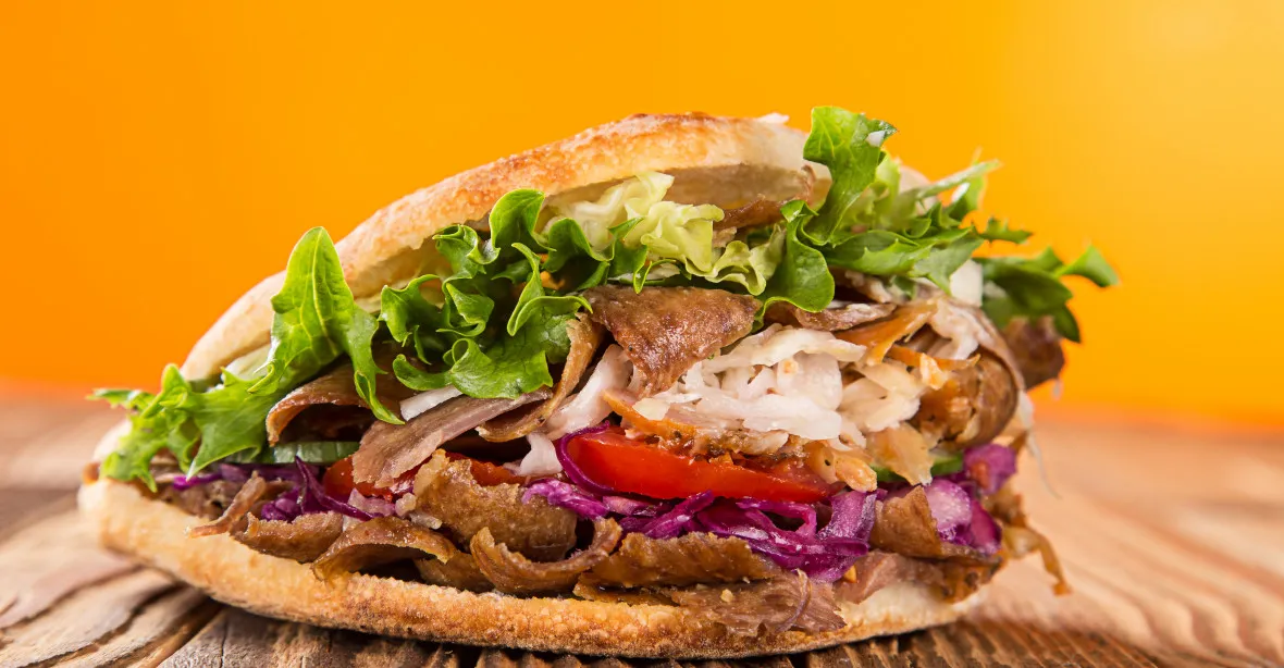 Kebab za 10 eur? Německá vláda čelí ostré kritice kvůli „národnímu jídlu”
